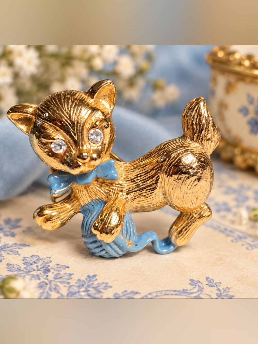 Gerry’s Gold Tone Kitty Cat Brooch with Blue Yarn Ball Whimsical Rhinestone eyes
